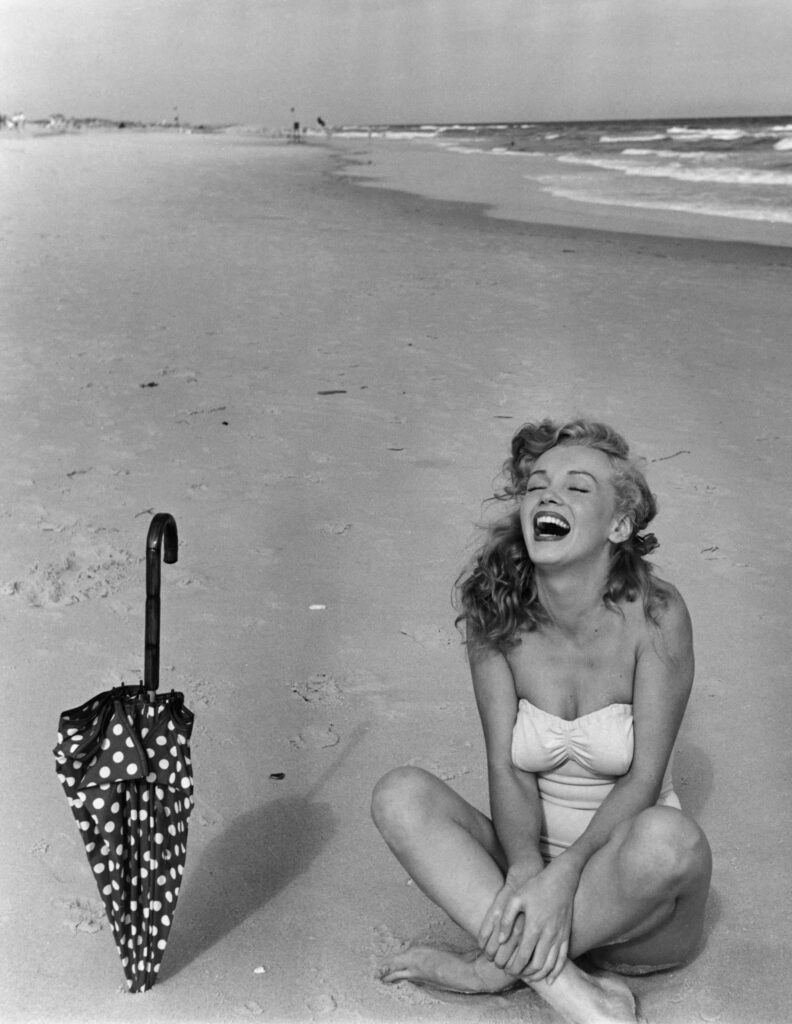 MM09 | André de Dienes | Marilyn at Tobey Beach, 1949
