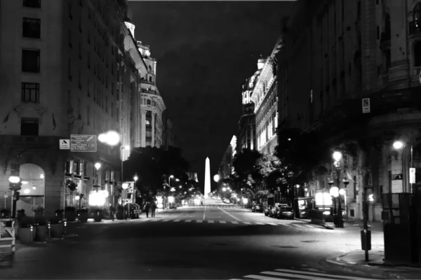 CS008BW | Claudio Sacomano | Obelisco por Diagonal