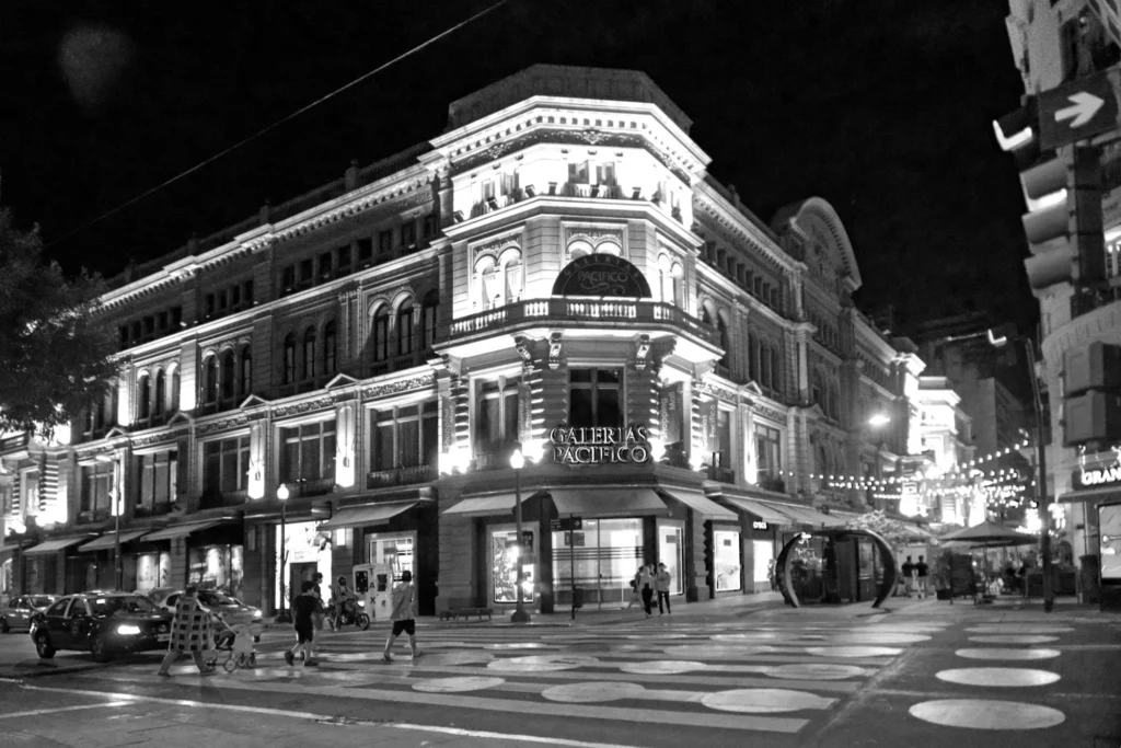 CS154BW | Claudio Sacomano | Galerías Pacífico
